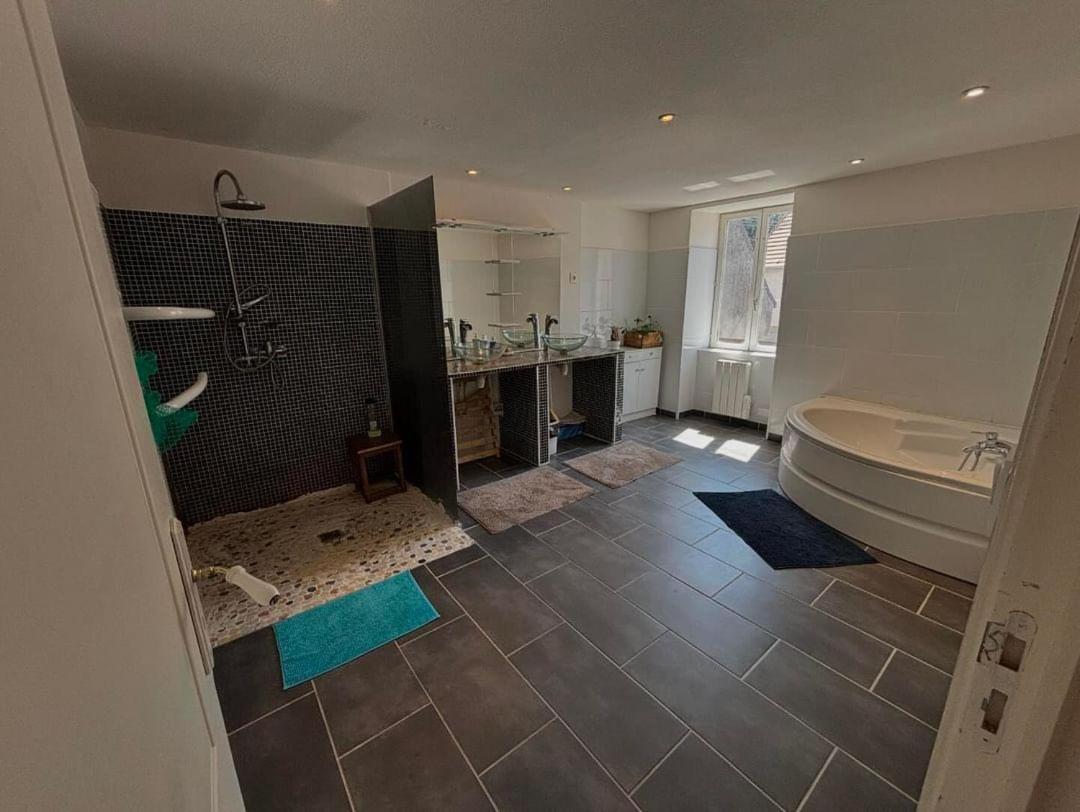 Chic Et Relax Hotel Montmarault Bagian luar foto